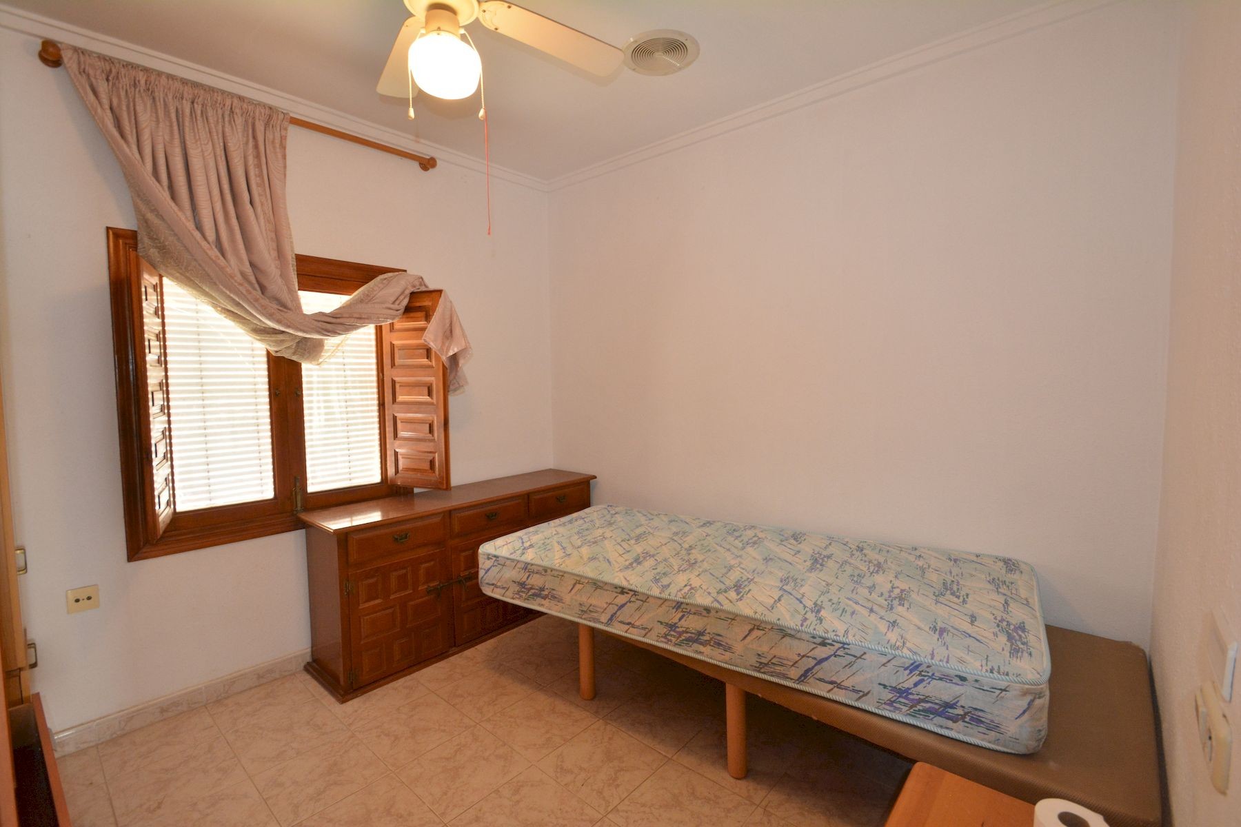 Resale - 4 Bedroom 2 Bathroom Town House in Torrevieja - Costa Blanca  - Alicante