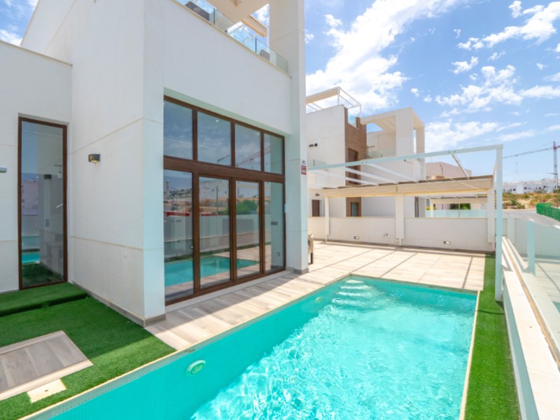 Resale - 4 Bedroom 3 Bathroom Villa in Torrevieja - Costa Blanca  - Alicante