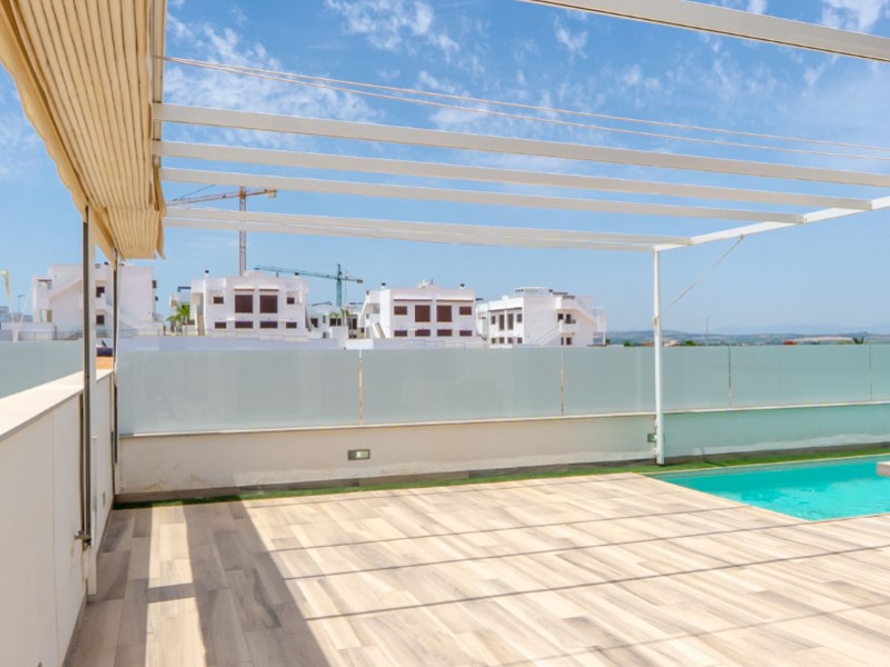Resale - 4 Bedroom 3 Bathroom Villa in Torrevieja - Costa Blanca  - Alicante