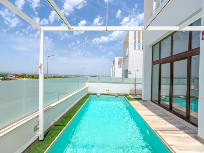 Resale - 4 Bedroom 3 Bathroom Villa in Torrevieja - Costa Blanca  - Alicante
