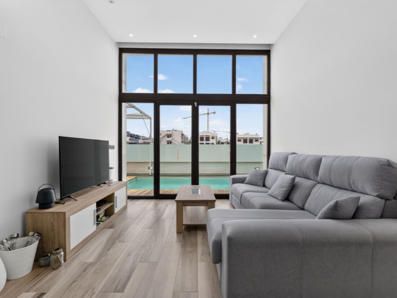 Resale - 4 Bedroom 3 Bathroom Villa in Torrevieja - Costa Blanca  - Alicante
