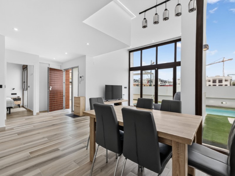 Resale - 4 Bedroom 3 Bathroom Villa in Torrevieja - Costa Blanca  - Alicante
