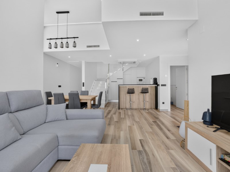 Resale - 4 Bedroom 3 Bathroom Villa in Torrevieja - Costa Blanca  - Alicante