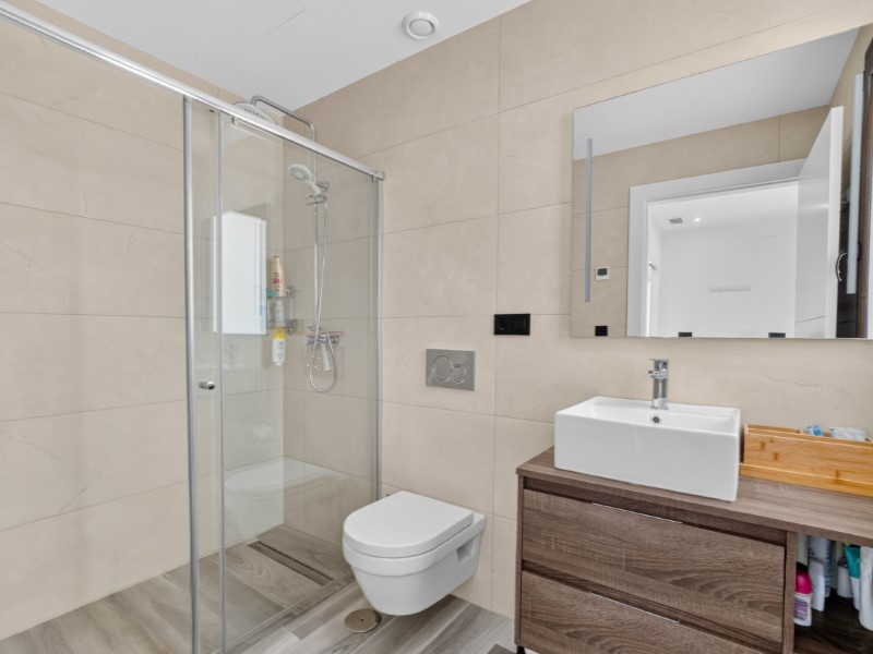 Resale - 4 Bedroom 3 Bathroom Villa in Torrevieja - Costa Blanca  - Alicante