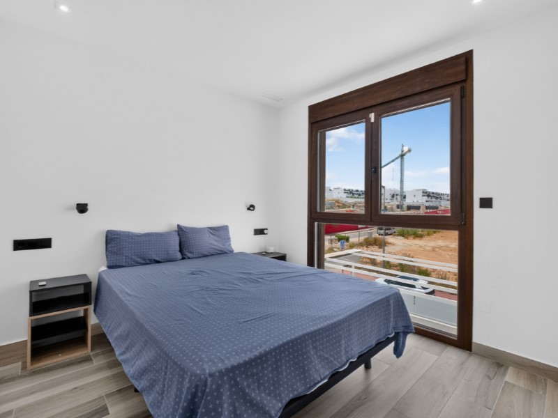 Resale - 4 Bedroom 3 Bathroom Villa in Torrevieja - Costa Blanca  - Alicante