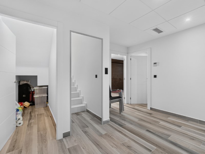 Resale - 4 Bedroom 3 Bathroom Villa in Torrevieja - Costa Blanca  - Alicante