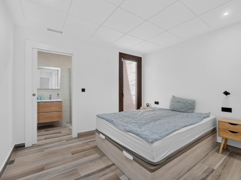 Resale - 4 Bedroom 3 Bathroom Villa in Torrevieja - Costa Blanca  - Alicante