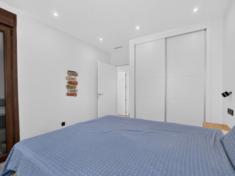Resale - 4 Bedroom 3 Bathroom Villa in Torrevieja - Costa Blanca  - Alicante