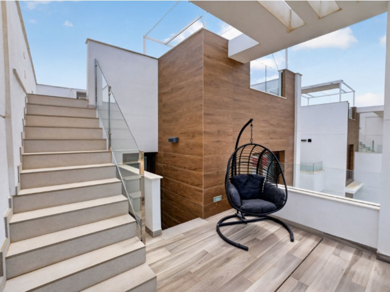 Resale - 4 Bedroom 3 Bathroom Villa in Torrevieja - Costa Blanca  - Alicante