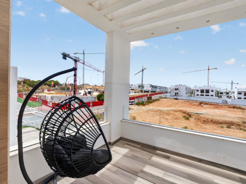 Resale - 4 Bedroom 3 Bathroom Villa in Torrevieja - Costa Blanca  - Alicante