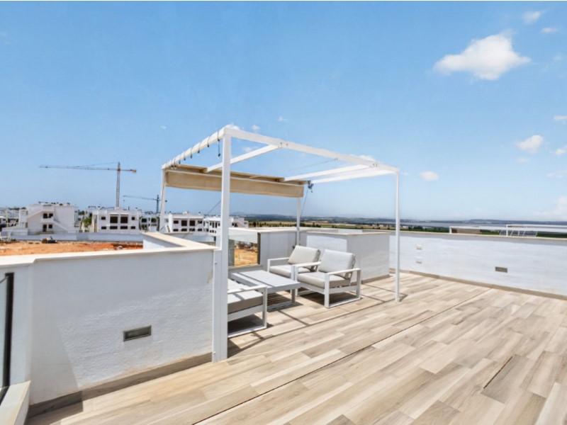 Resale - 4 Bedroom 3 Bathroom Villa in Torrevieja - Costa Blanca  - Alicante