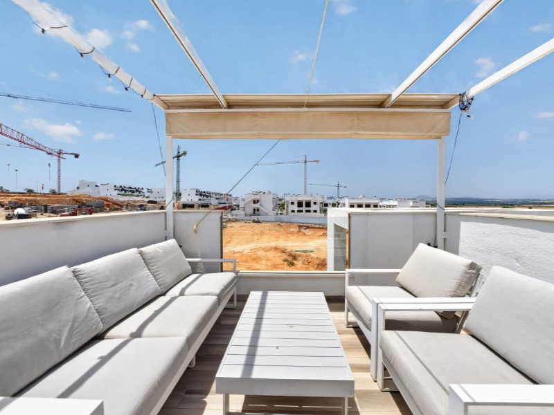 Resale - 4 Bedroom 3 Bathroom Villa in Torrevieja - Costa Blanca  - Alicante
