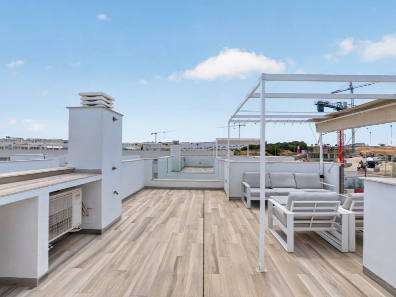 Resale - 4 Bedroom 3 Bathroom Villa in Torrevieja - Costa Blanca  - Alicante