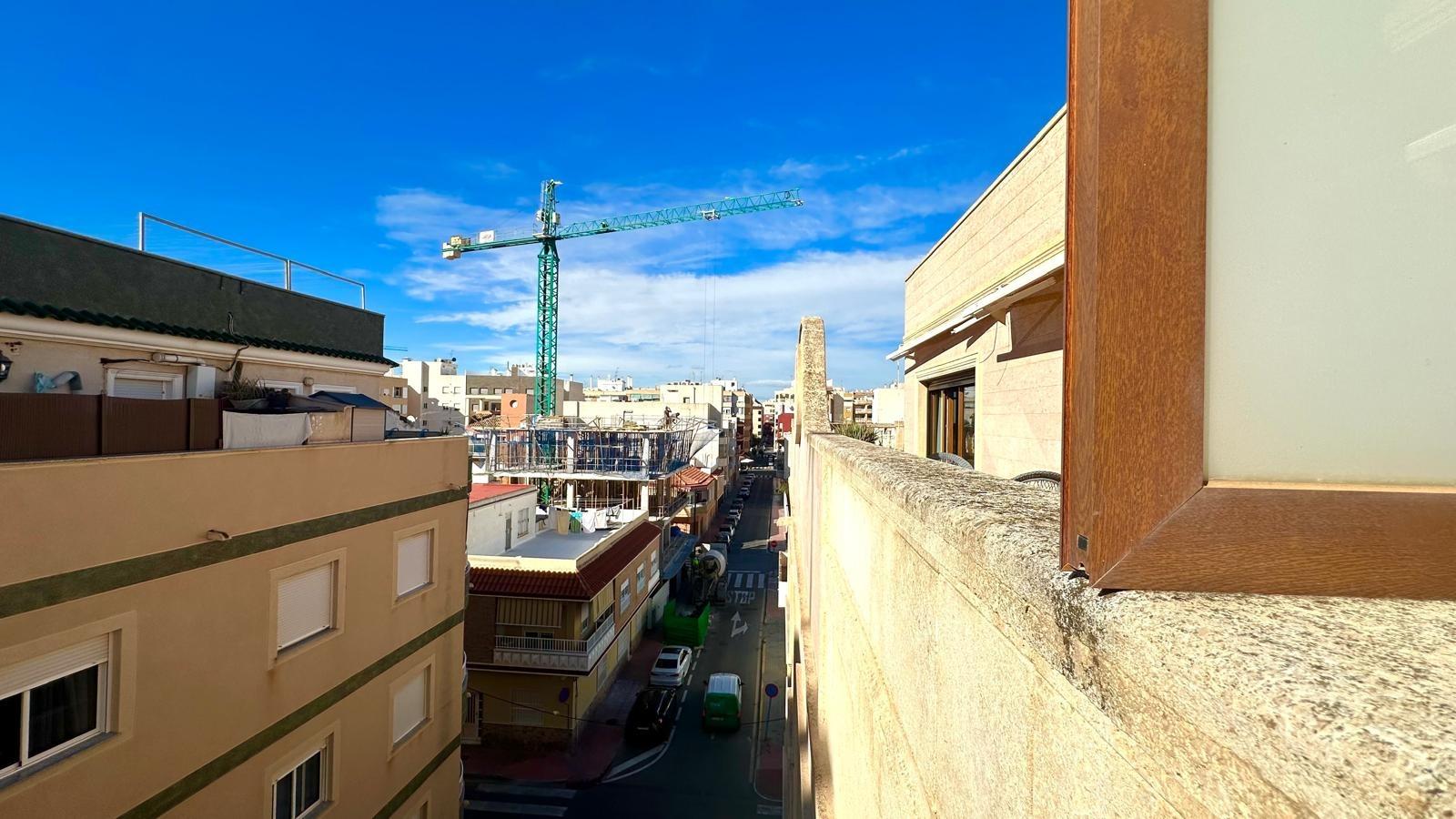 Resale - 4 Bedroom 2 Bathroom Penthouse in Torrevieja - Torrevieja  - Alicante