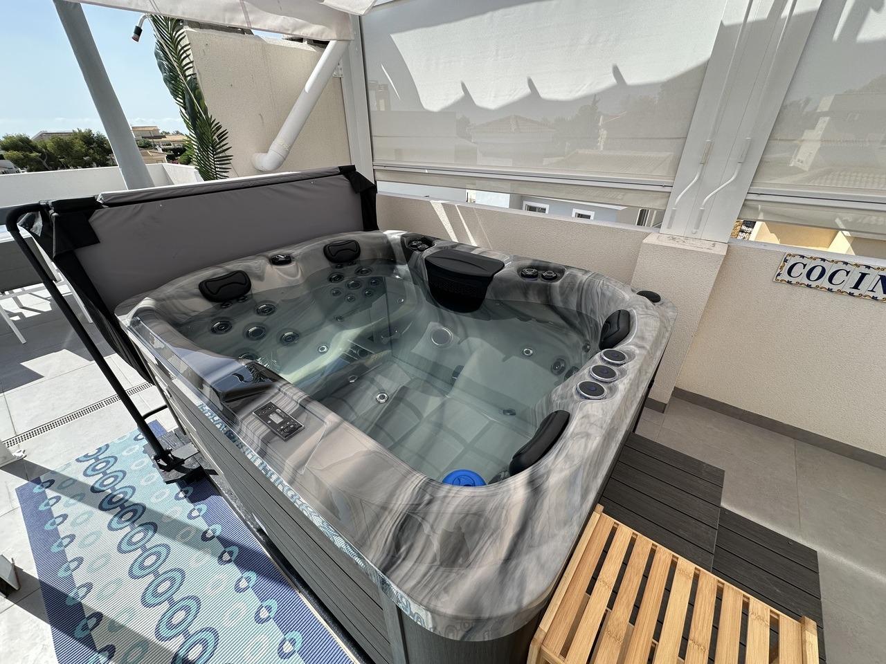 Resale - 2 Bedroom 2 Bathroom Penthouse in Orihuela Costa - Villamartín-las Filipinas  - Alicante