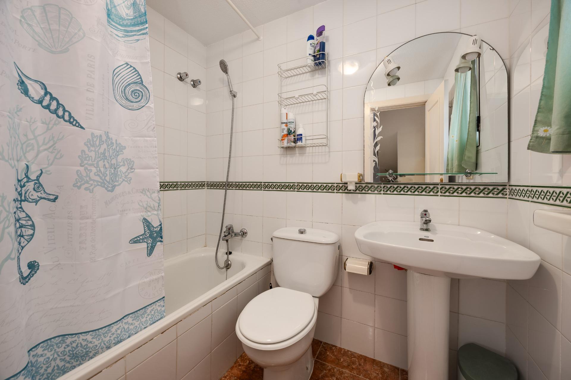 Resale - 3 Bedroom 2 Bathroom Villa in Torrevieja - El Limonar  - Alicante