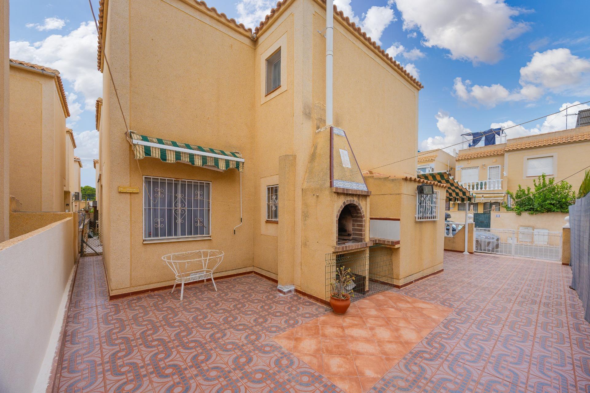 Resale - 3 Bedroom 2 Bathroom Villa in Torrevieja - El Limonar  - Alicante