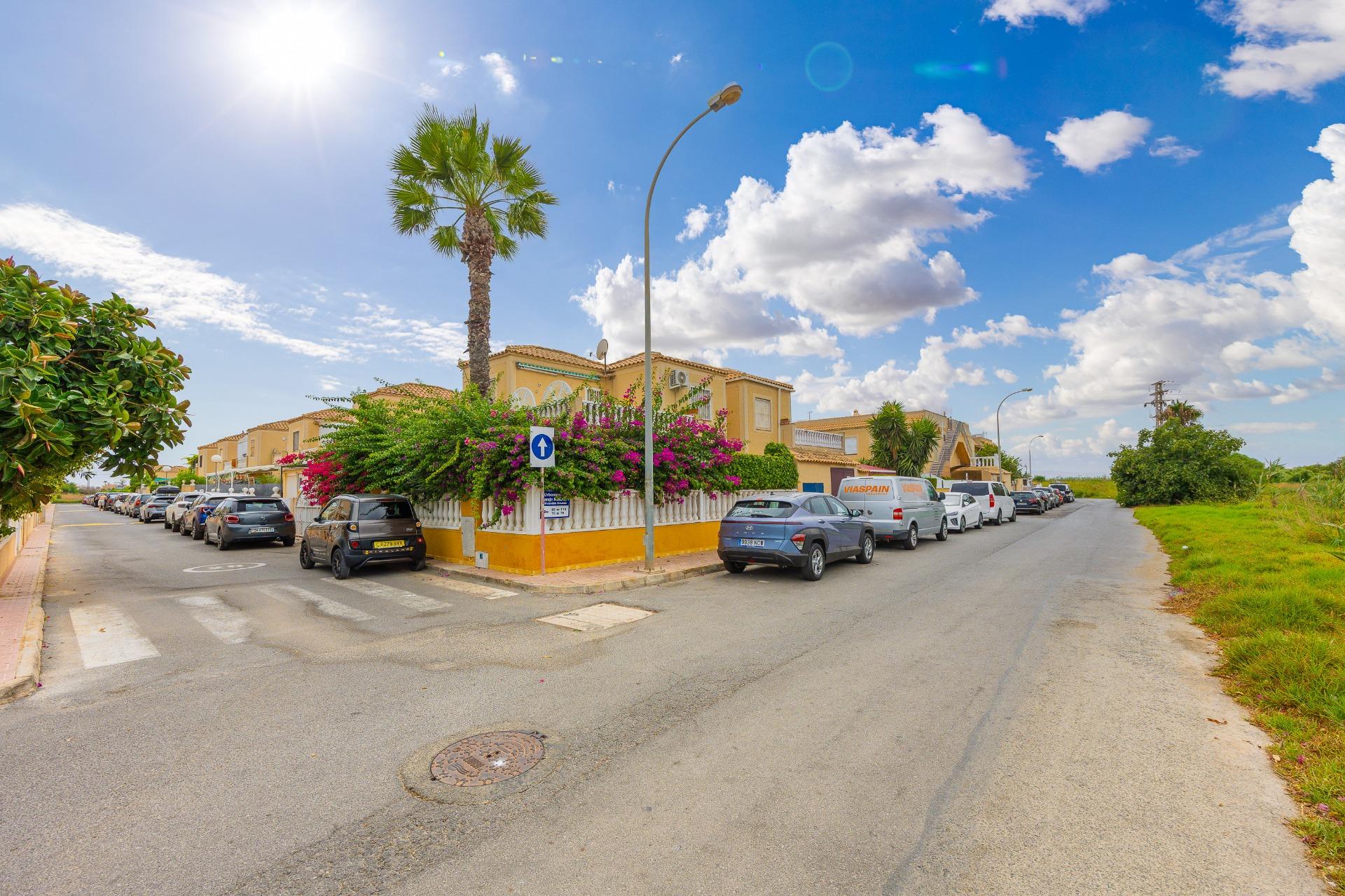 Resale - 3 Bedroom 2 Bathroom Villa in Torrevieja - El Limonar  - Alicante