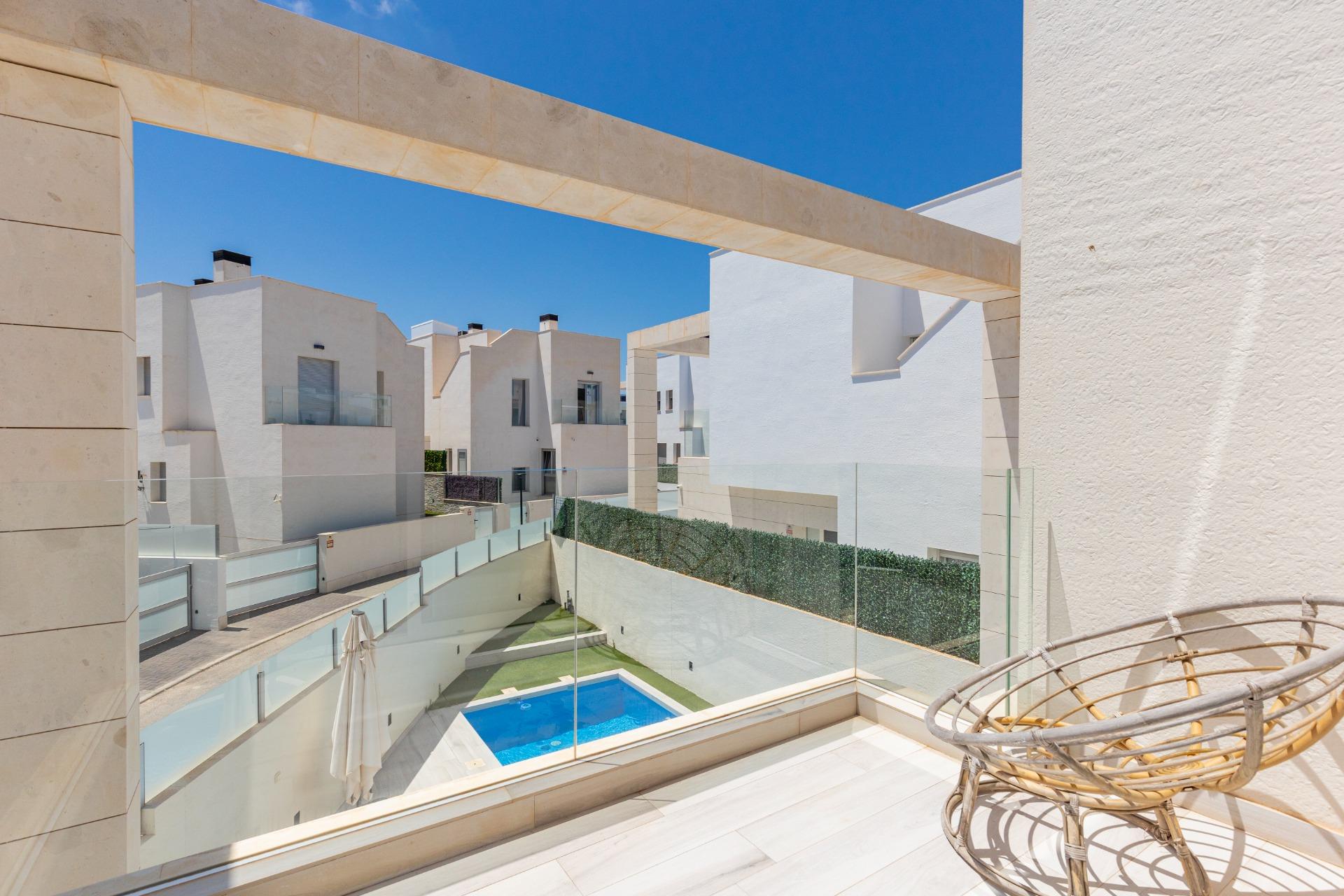Resale - 3 Bedroom 3 Bathroom Villa in Orihuela Costa - Lomas De Cabo Roig  - Alicante