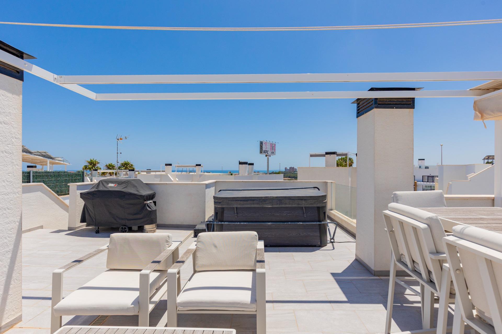 Resale - 3 Bedroom 3 Bathroom Villa in Orihuela Costa - Lomas De Cabo Roig  - Alicante