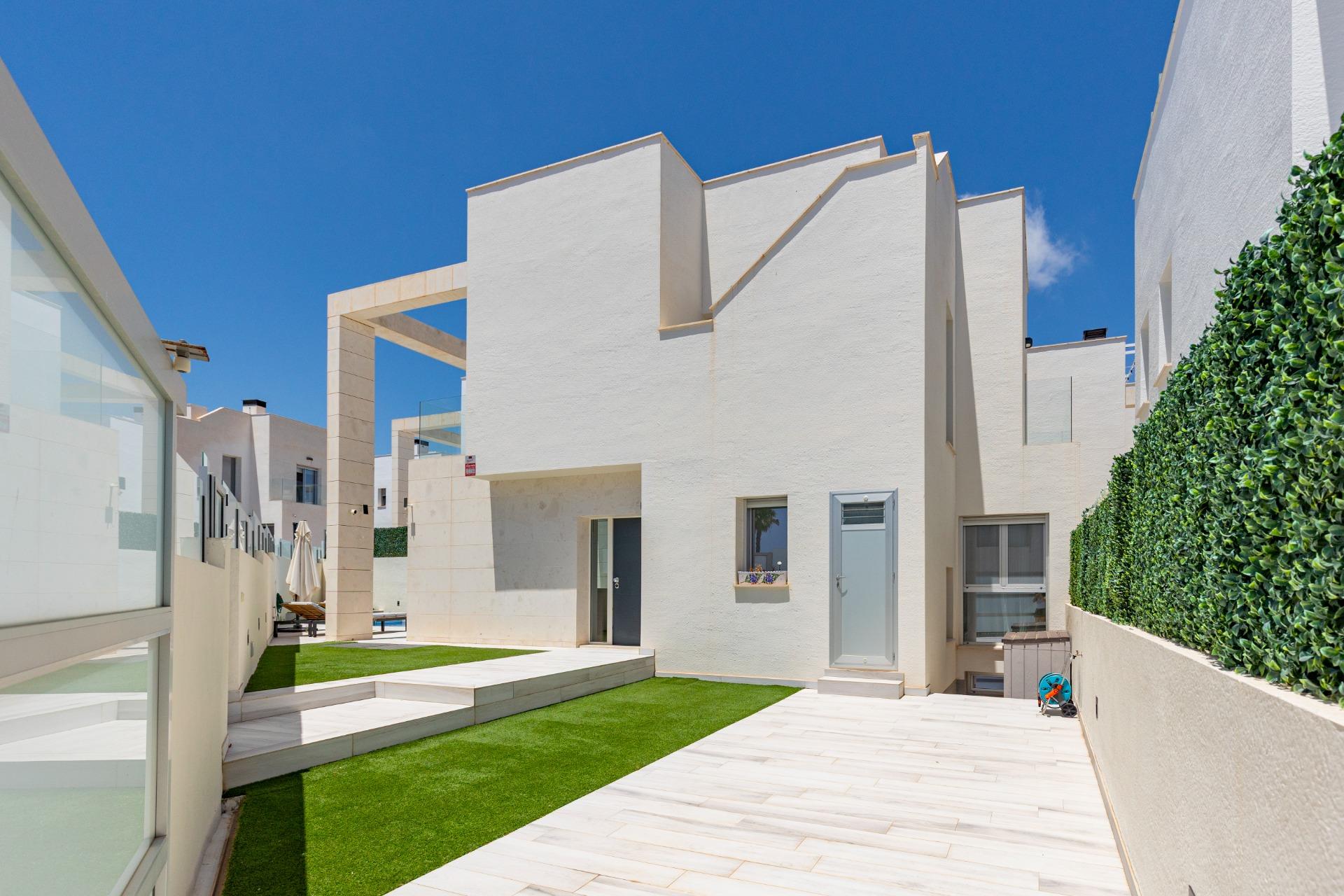 Resale - 3 Bedroom 3 Bathroom Villa in Orihuela Costa - Lomas De Cabo Roig  - Alicante