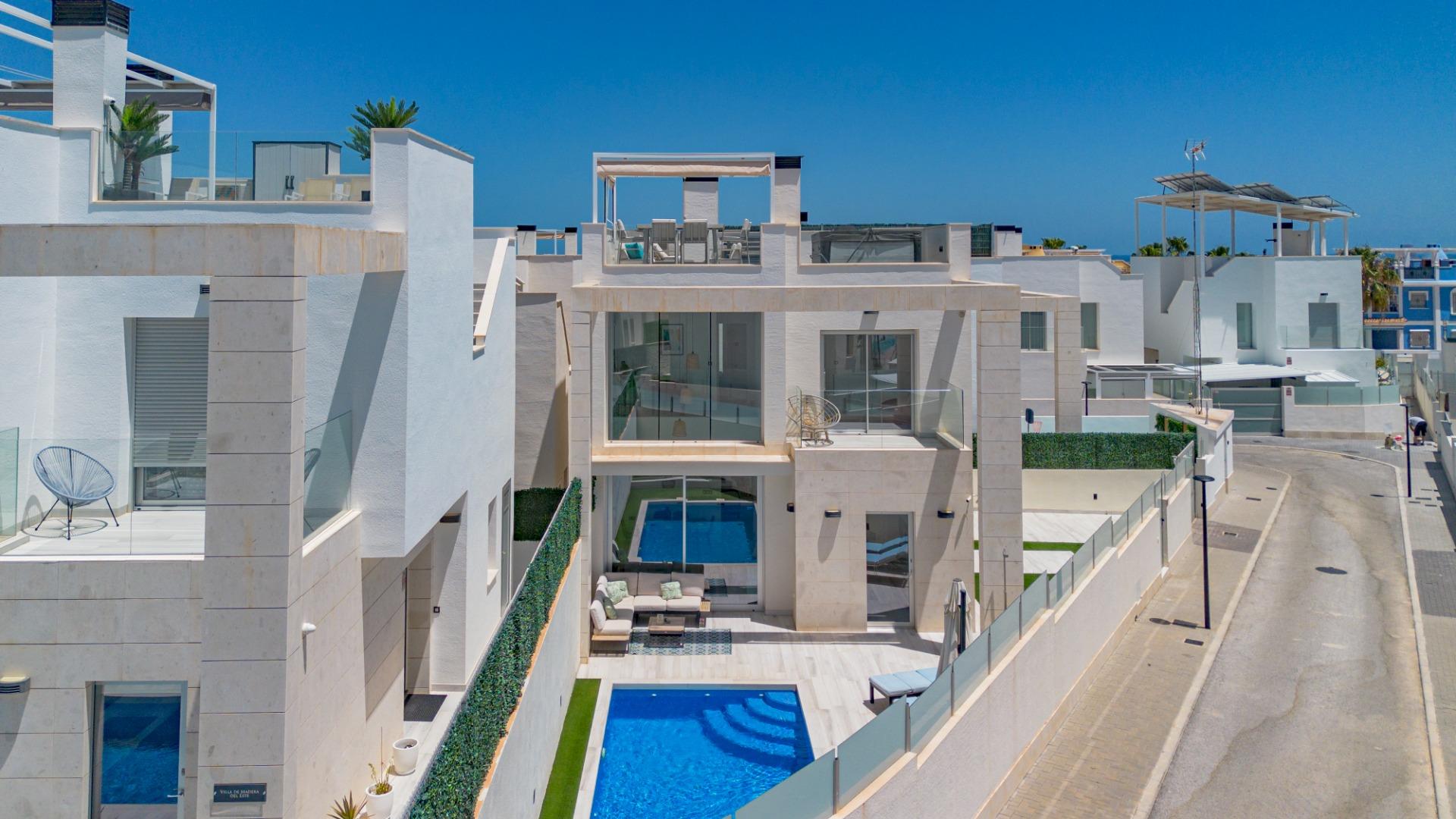 Resale - 3 Bedroom 3 Bathroom Villa in Orihuela Costa - Lomas De Cabo Roig  - Alicante