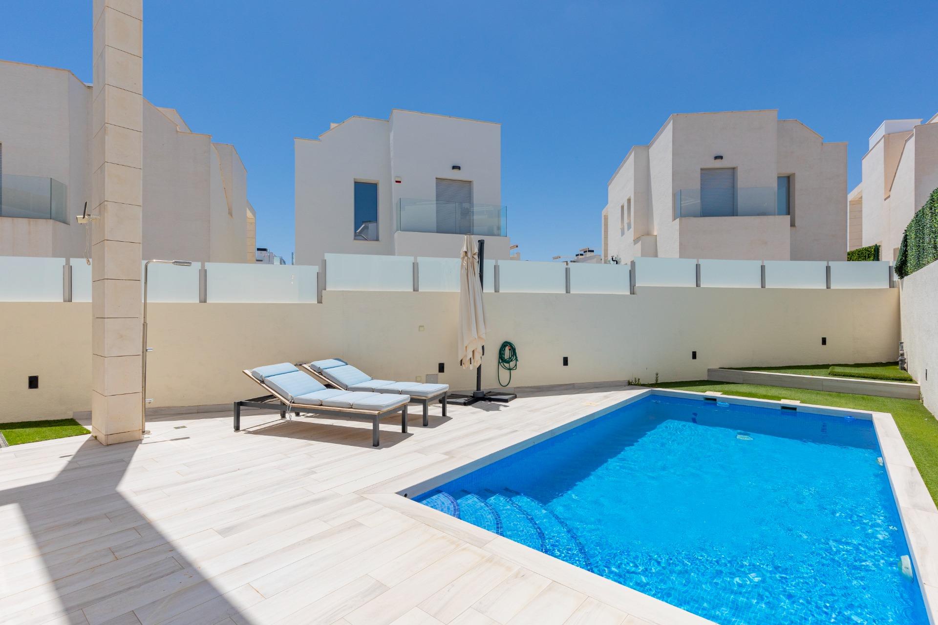 Resale - 3 Bedroom 3 Bathroom Villa in Orihuela Costa - Lomas De Cabo Roig  - Alicante