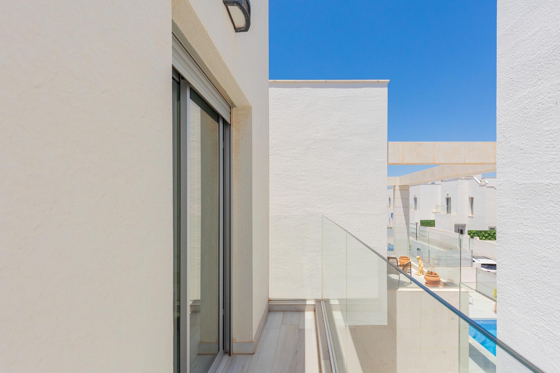 Resale - 3 Bedroom 3 Bathroom Villa in Orihuela Costa - Lomas De Cabo Roig  - Alicante