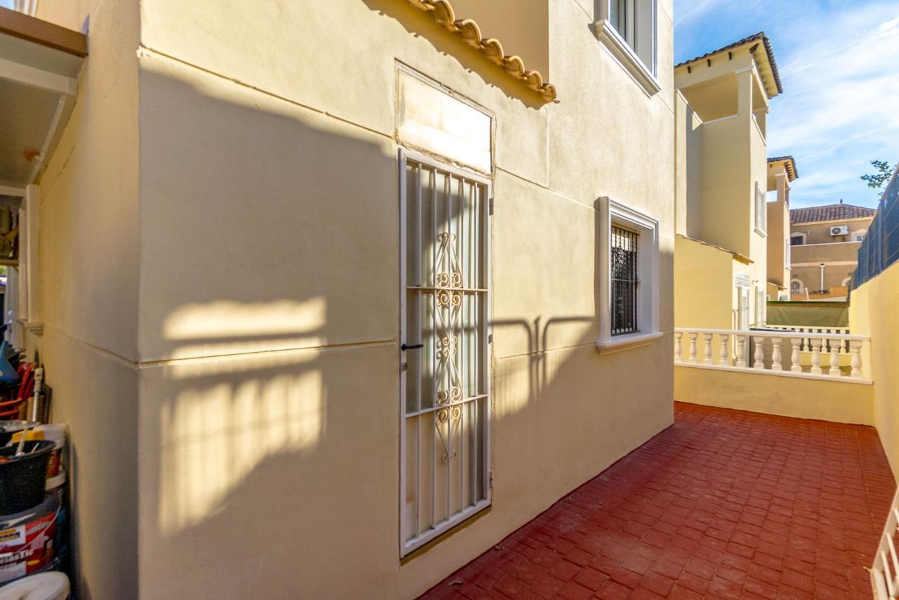 Resale - 3 Bedroom 2 Bathroom Town House in Orihuela Costa - Costa Blanca  - Alicante
