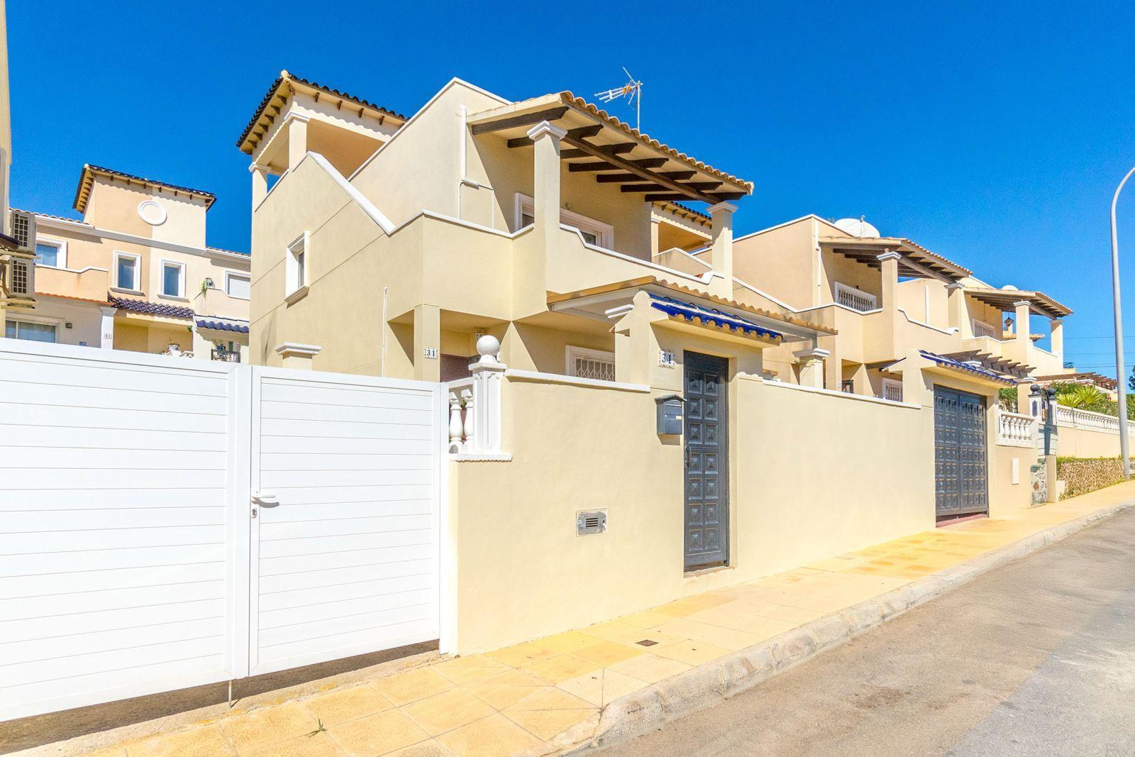 Resale - 3 Bedroom 2 Bathroom Town House in Orihuela Costa - Costa Blanca  - Alicante