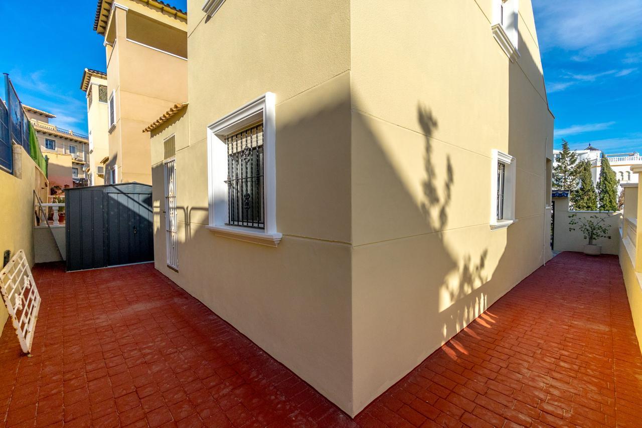Resale - 3 Bedroom 2 Bathroom Town House in Orihuela Costa - Costa Blanca  - Alicante
