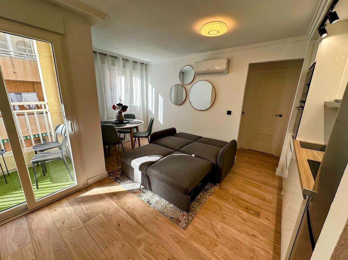 Resale - 2 Bedroom 1 Bathroom Apartment in Torrevieja - Centro  - Alicante