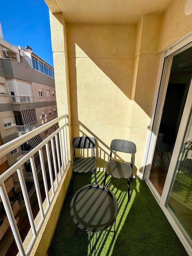 Resale - 2 Bedroom 1 Bathroom Apartment in Torrevieja - Centro  - Alicante
