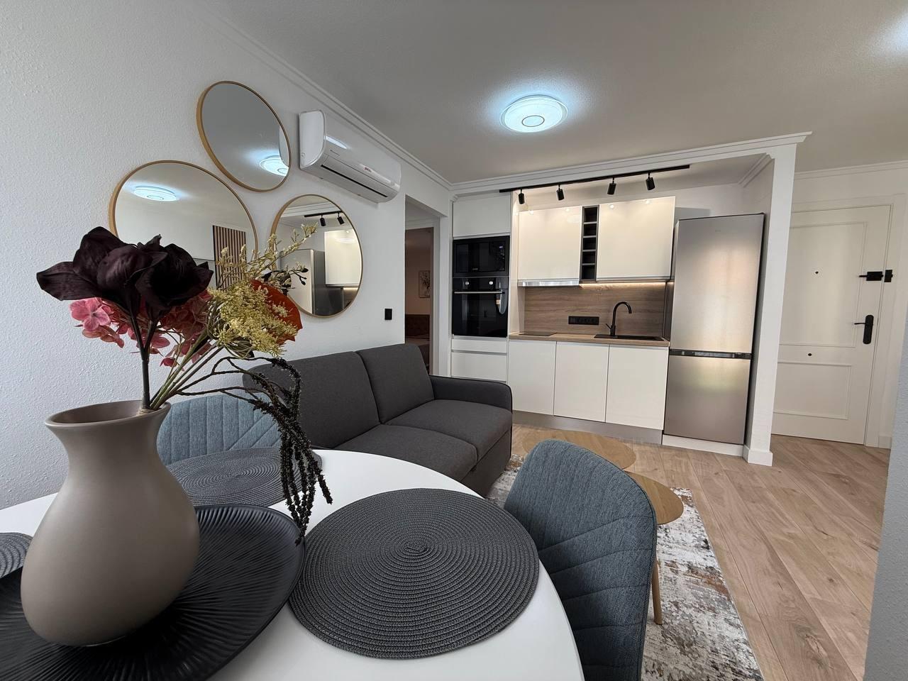 Resale - 2 Bedroom 1 Bathroom Apartment in Torrevieja - Centro  - Alicante