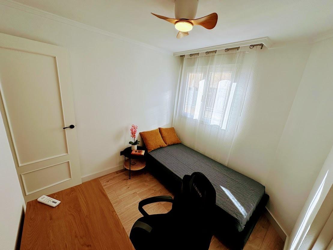 Resale - 2 Bedroom 1 Bathroom Apartment in Torrevieja - Centro  - Alicante