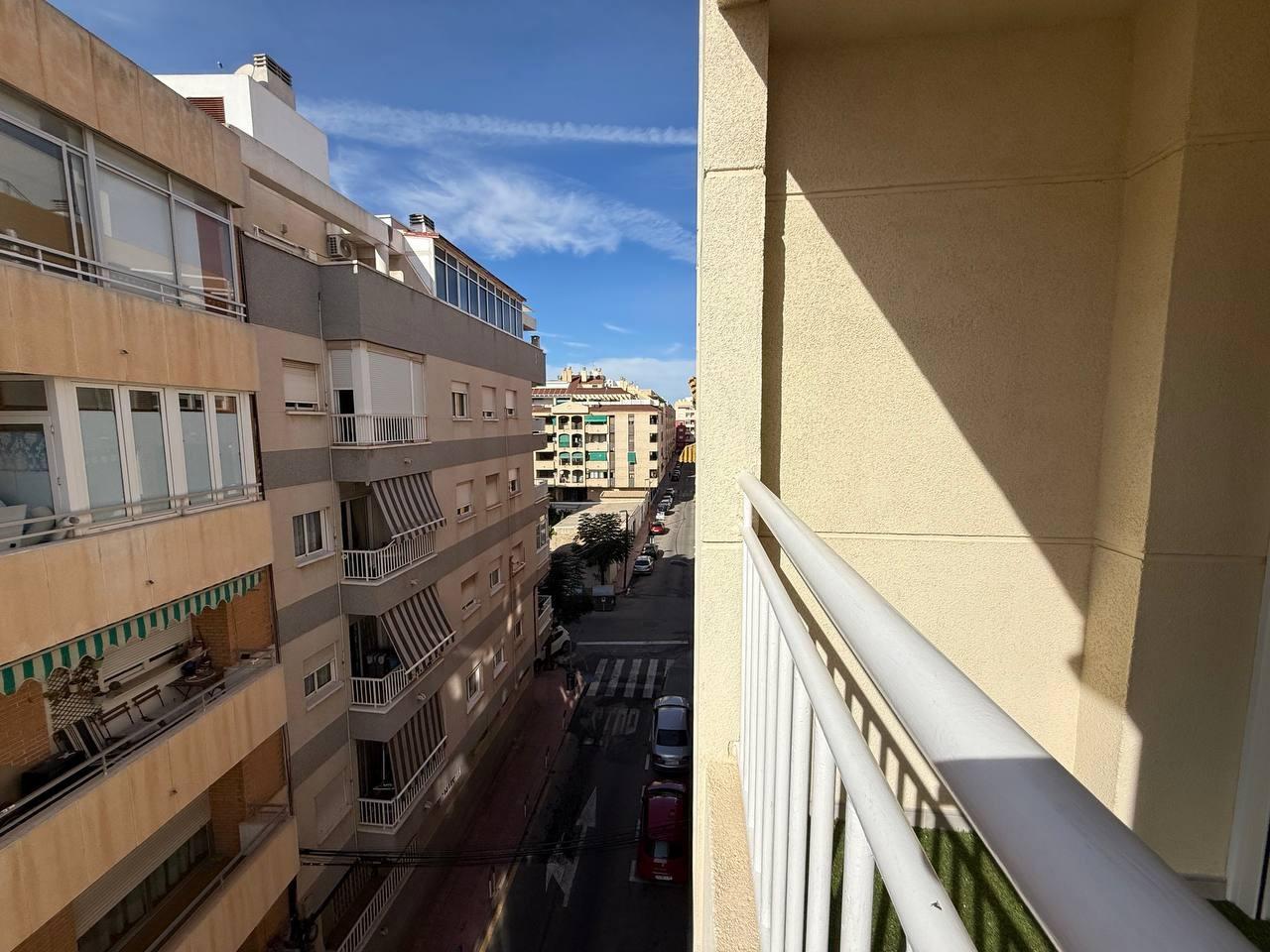 Resale - 2 Bedroom 1 Bathroom Apartment in Torrevieja - Centro  - Alicante