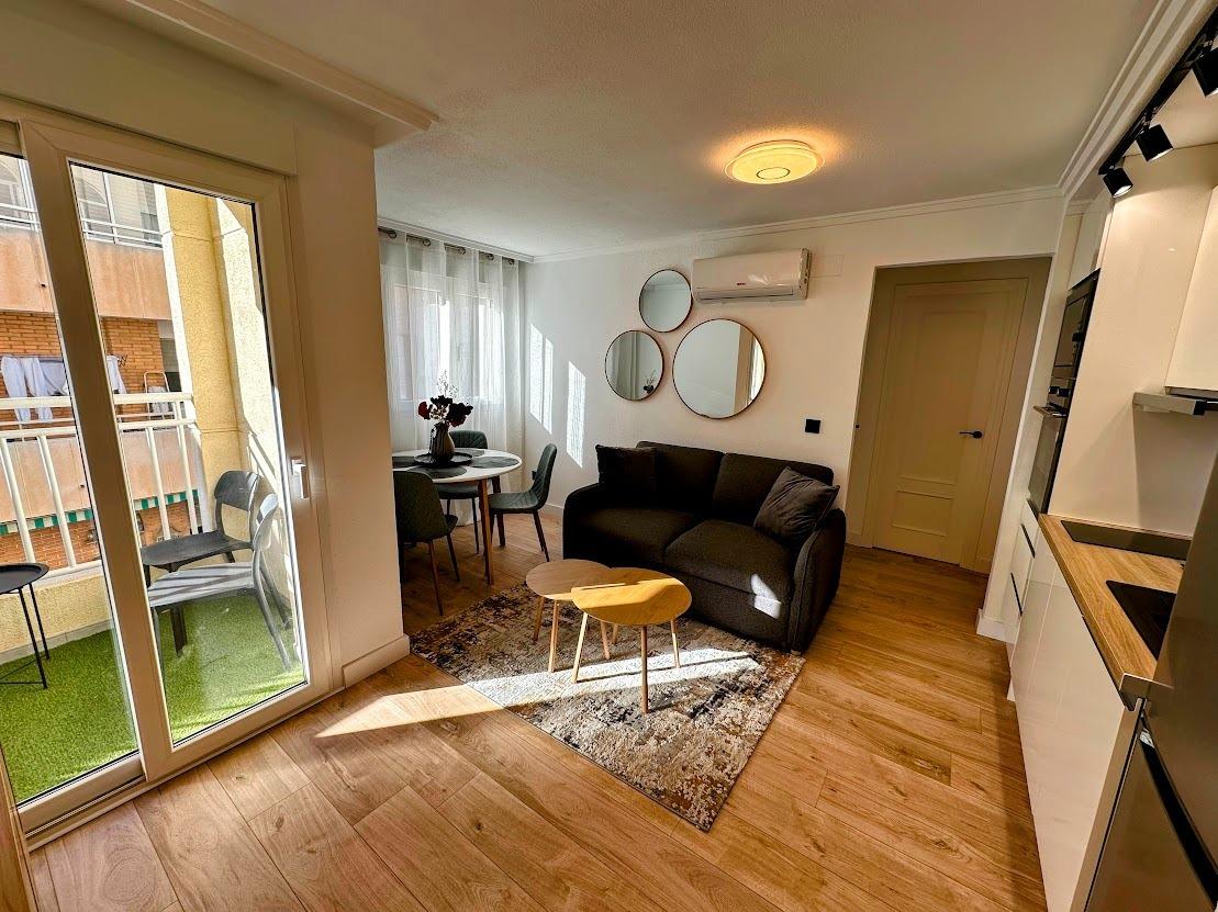 Resale - 2 Bedroom 1 Bathroom Apartment in Torrevieja - Centro  - Alicante
