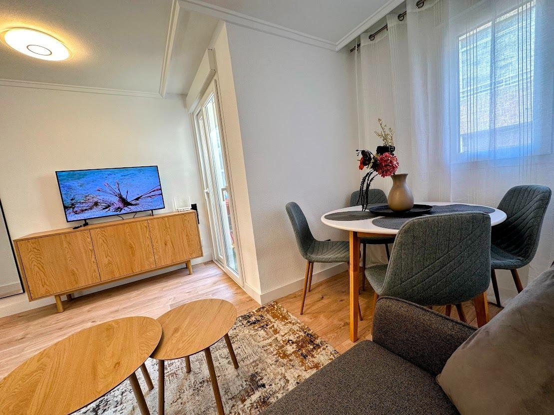 Resale - 2 Bedroom 1 Bathroom Apartment in Torrevieja - Centro  - Alicante