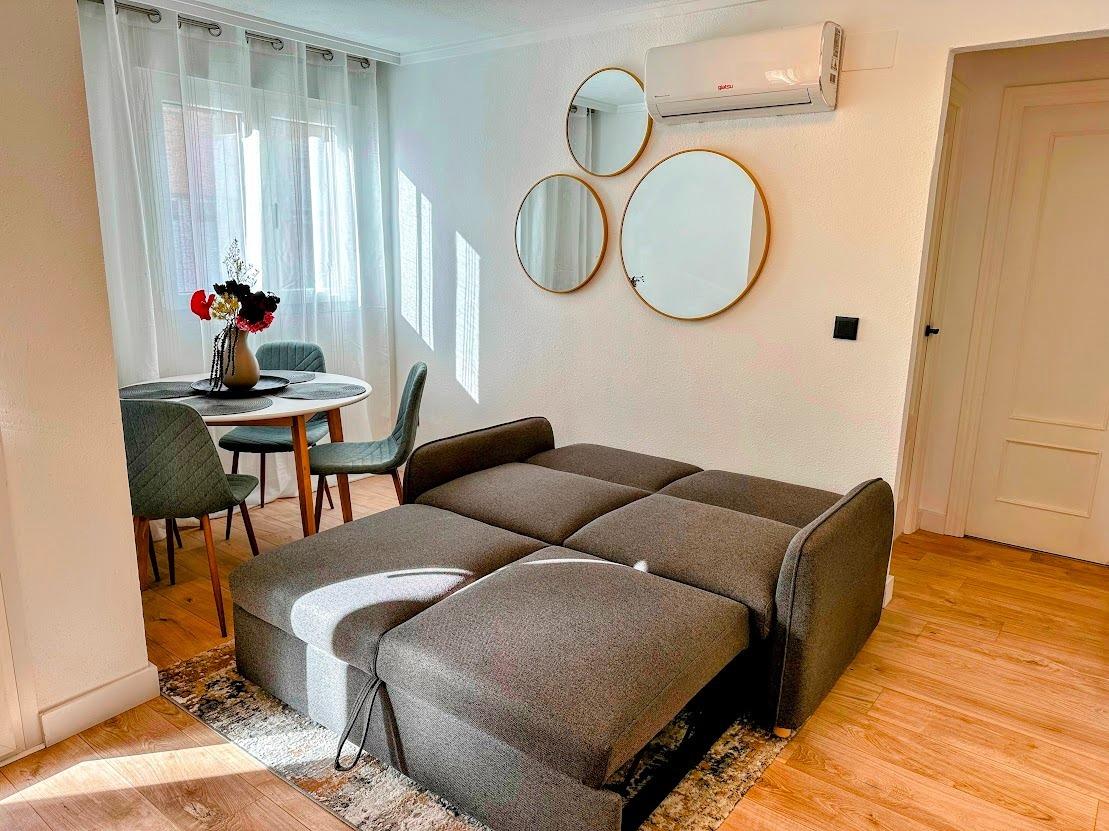 Resale - 2 Bedroom 1 Bathroom Apartment in Torrevieja - Centro  - Alicante