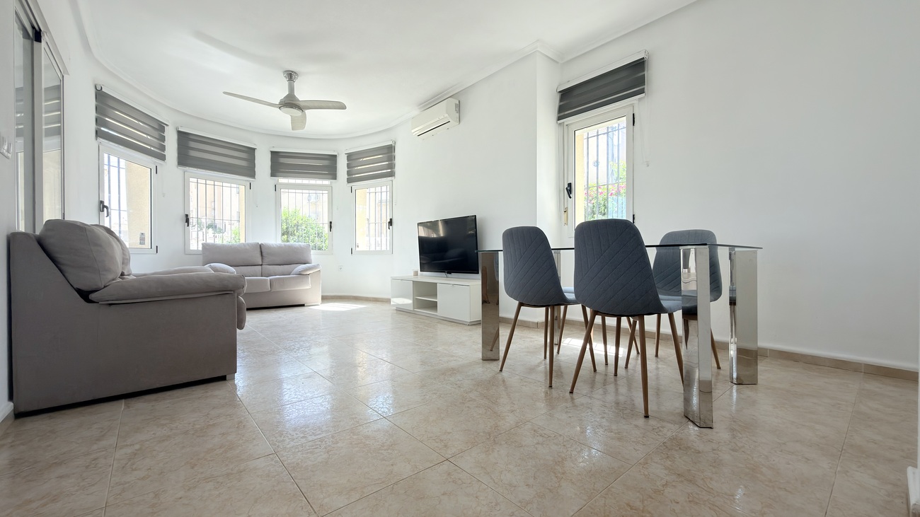 Resale - 3 Bedroom 2 Bathroom Villa in Orihuela Costa - Costa Blanca  - Alicante