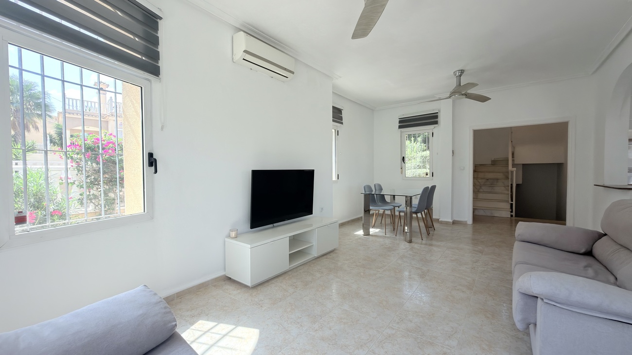 Resale - 3 Bedroom 2 Bathroom Villa in Orihuela Costa - Costa Blanca  - Alicante