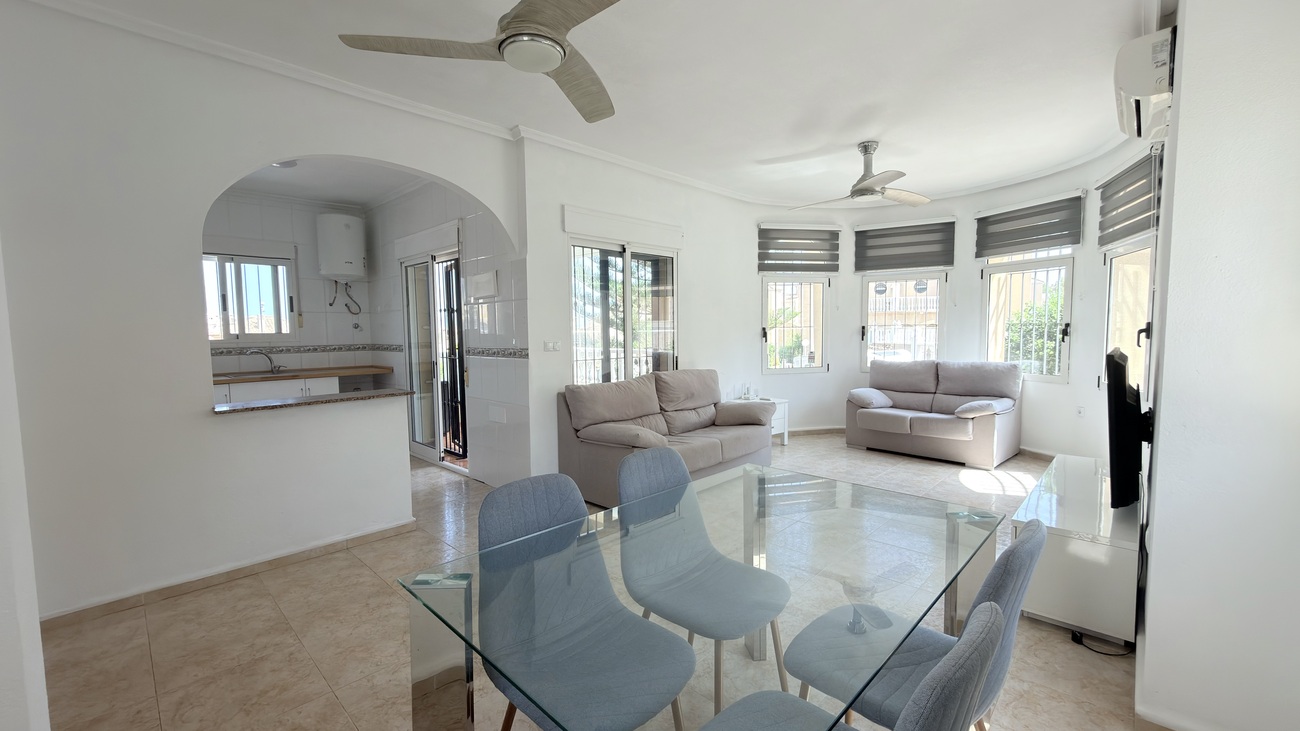 Resale - 3 Bedroom 2 Bathroom Villa in Orihuela Costa - Costa Blanca  - Alicante