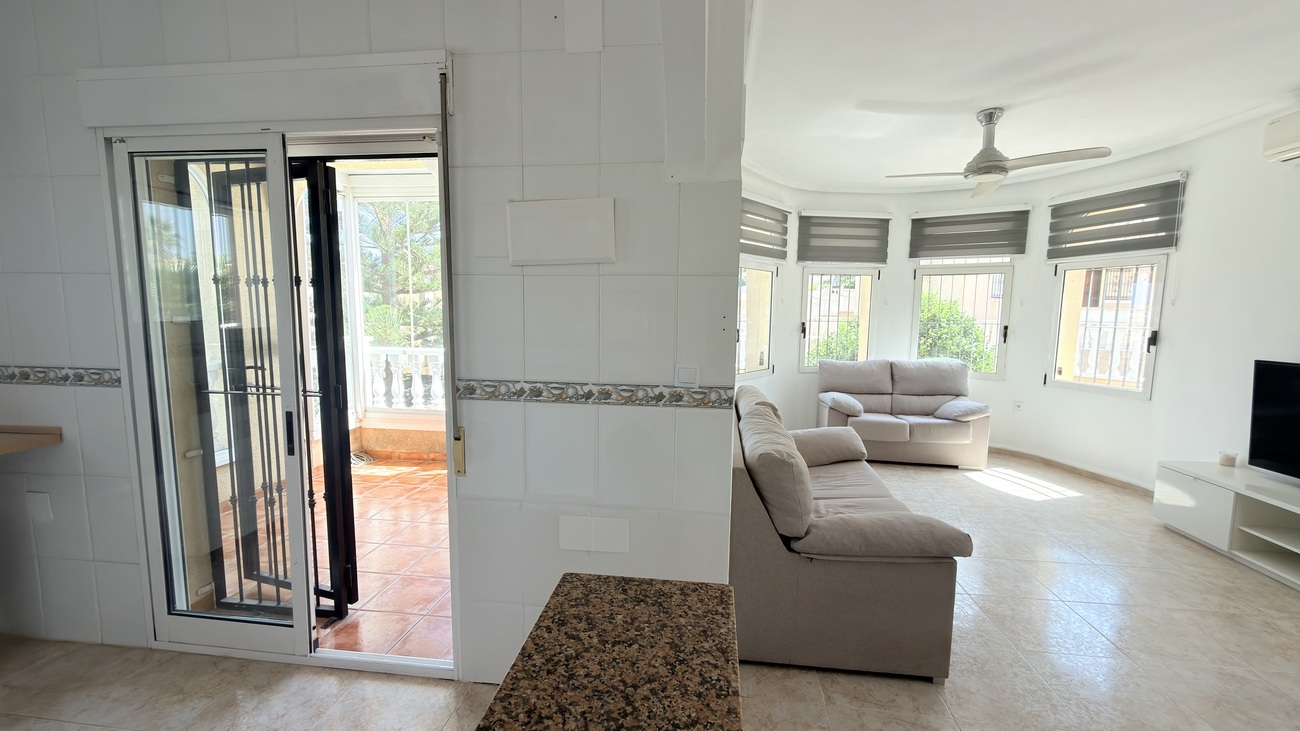 Resale - 3 Bedroom 2 Bathroom Villa in Orihuela Costa - Costa Blanca  - Alicante