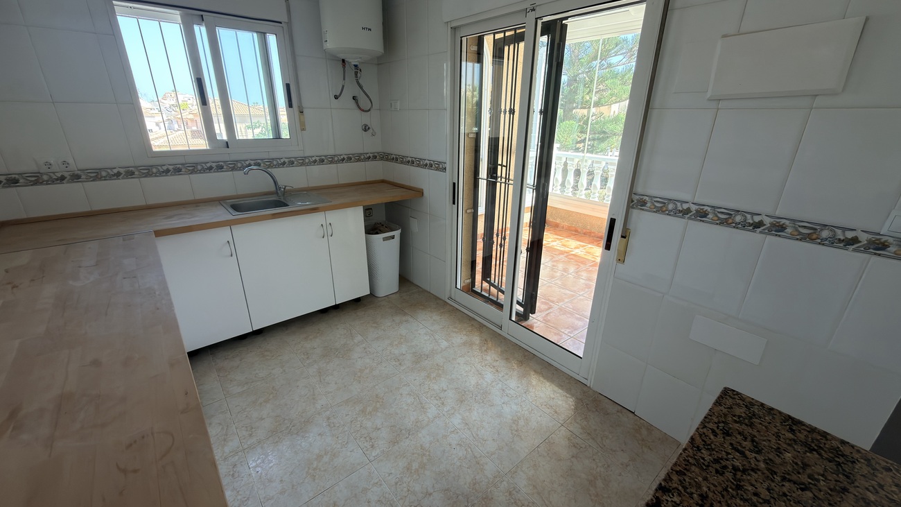 Resale - 3 Bedroom 2 Bathroom Villa in Orihuela Costa - Costa Blanca  - Alicante