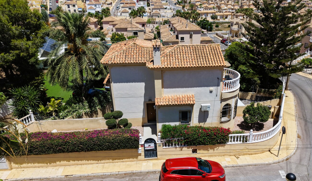 Resale - 3 Bedroom 2 Bathroom Villa in Orihuela Costa - Costa Blanca  - Alicante