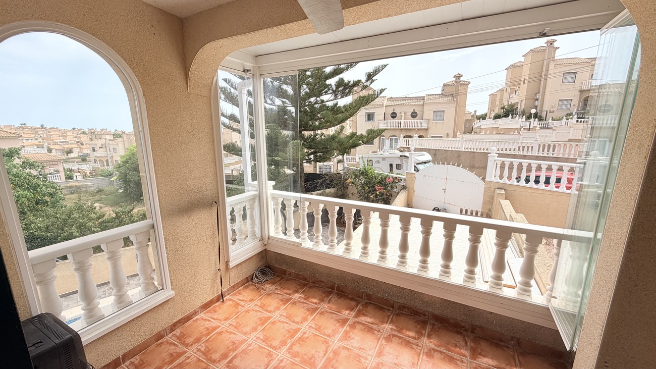 Resale - 3 Bedroom 2 Bathroom Villa in Orihuela Costa - Costa Blanca  - Alicante
