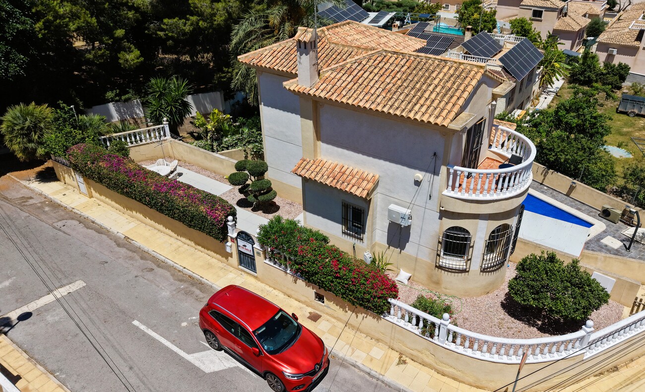 Resale - 3 Bedroom 2 Bathroom Villa in Orihuela Costa - Costa Blanca  - Alicante