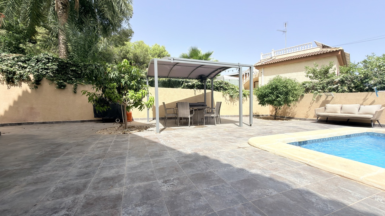 Resale - 3 Bedroom 2 Bathroom Villa in Orihuela Costa - Costa Blanca  - Alicante
