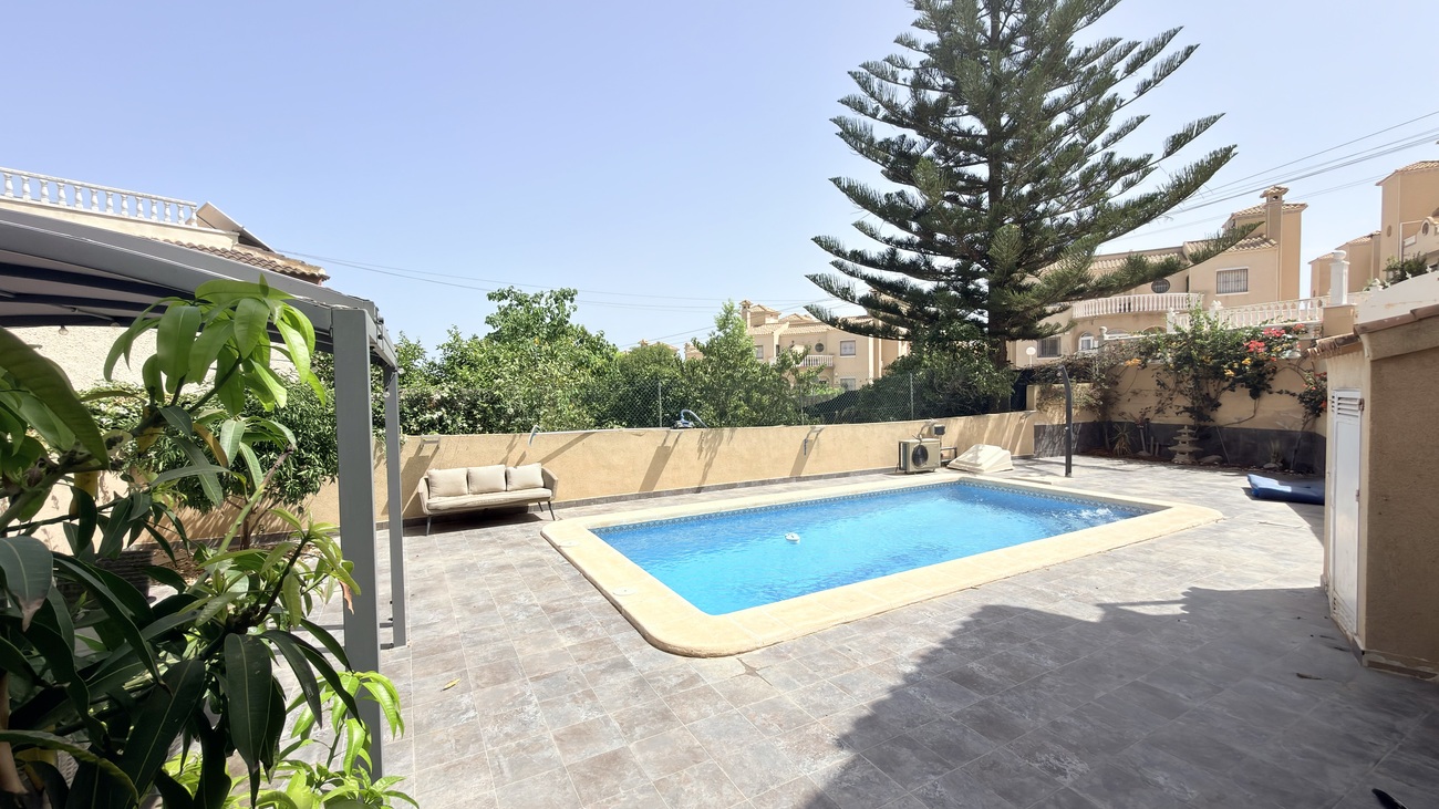 Resale - 3 Bedroom 2 Bathroom Villa in Orihuela Costa - Costa Blanca  - Alicante