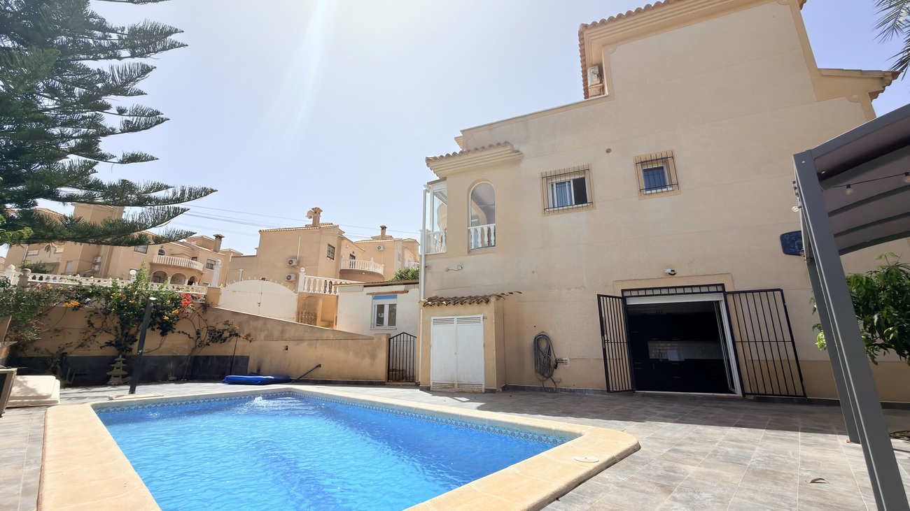 Resale - 3 Bedroom 2 Bathroom Villa in Orihuela Costa - Costa Blanca  - Alicante